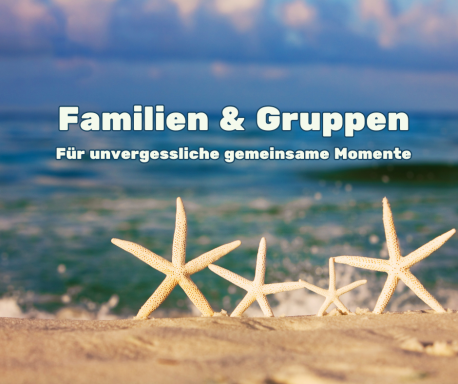 Familien- und Gruppenaktivitäten am Strand mit Seesternen im Vordergrund.