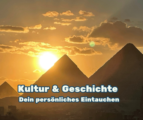 Zwei Pyramiden bei Sonnenuntergang mit dem Text „Kultur & Geschichte“.